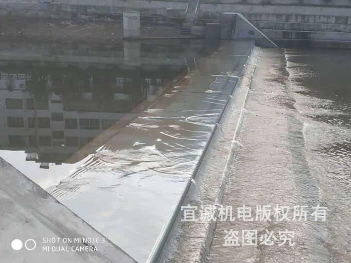 六安斑竹园镇液压坝闸门放倒状态.jpg